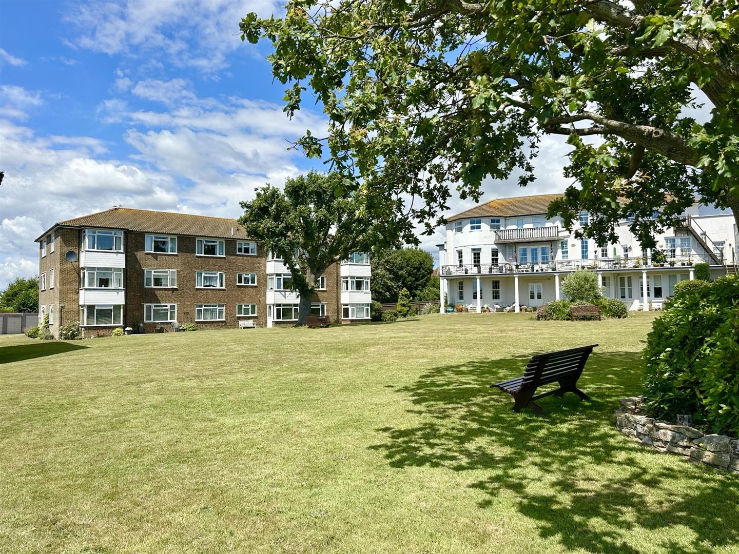 2 bed property in Larkhill, Bexhill